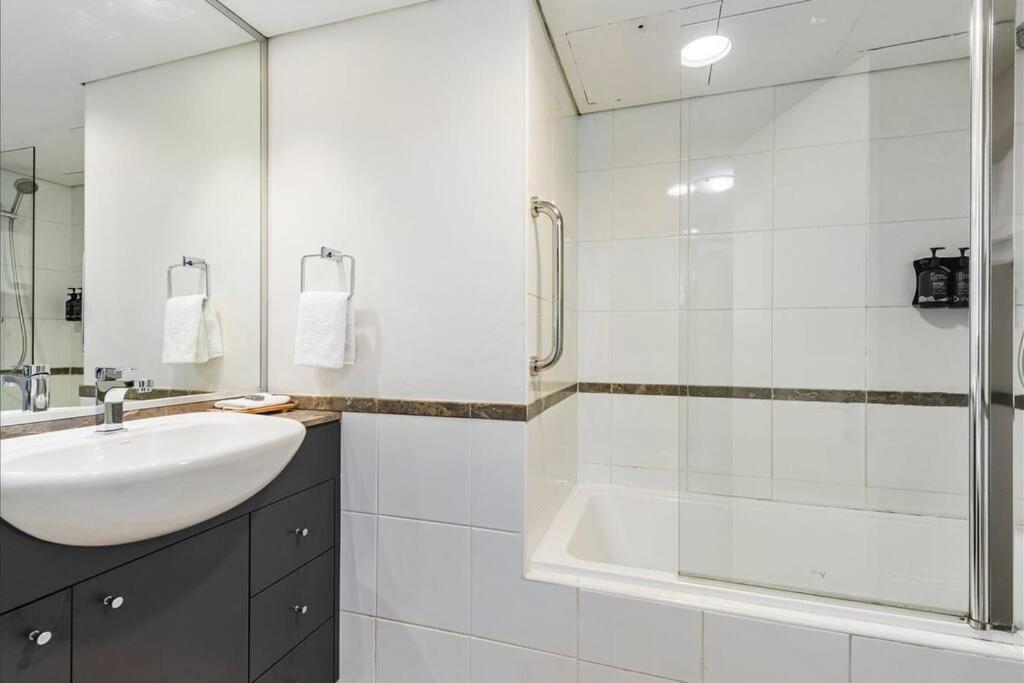 Apartment Kozyguru / Haymarket / Modern 1 Location / Nha653-608 Sydney